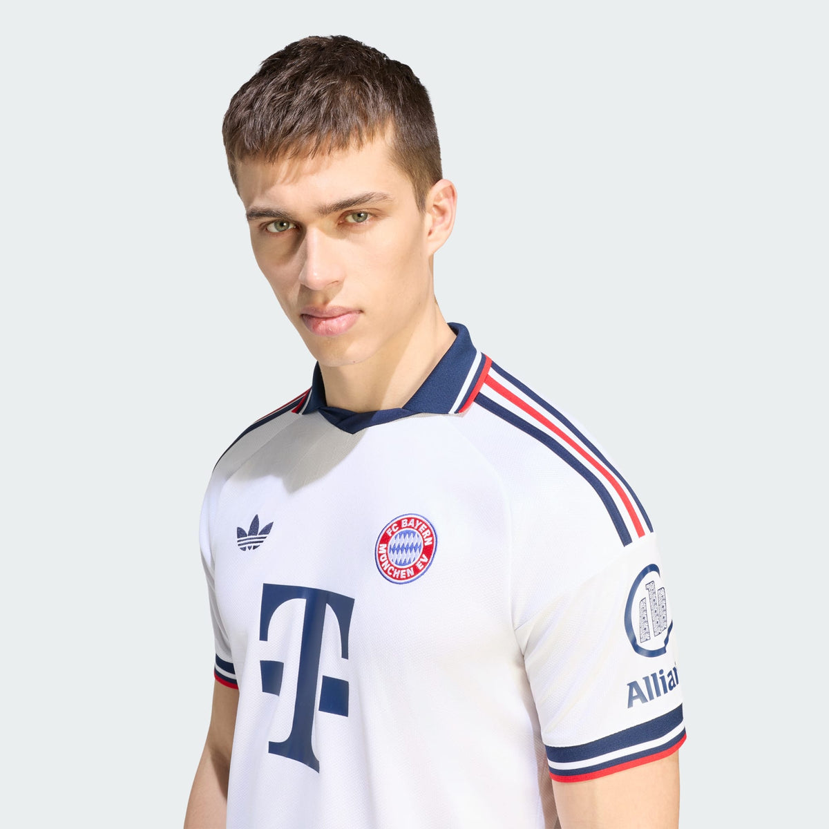 Adidas FC Bayern München uitvoetbalshirt 2026 2027 met officiële clubdetails op model Kickoff Antwerpen