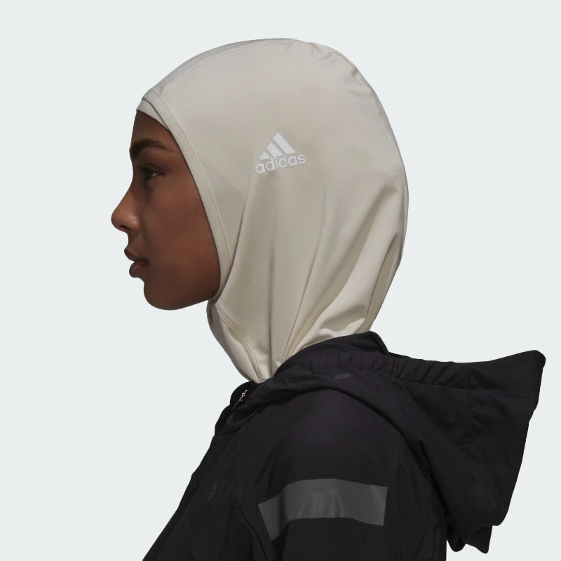 ADIDAS Adjustable Hijab beige mesh met verstelbare band, te koop bij Kickoff Antwerpen, uw voetbalshop.