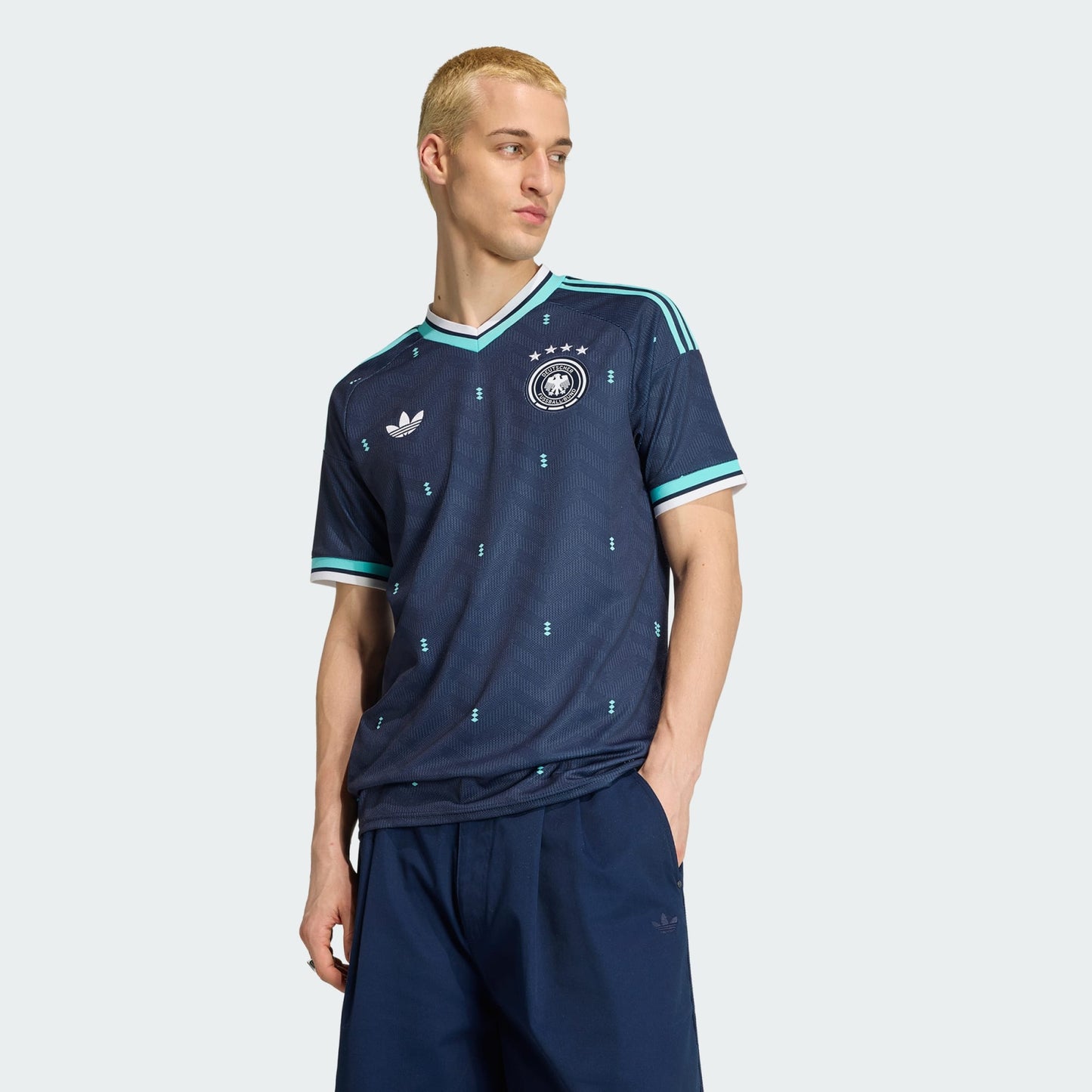 Adidas Originals DFB Duitsland Away Jersey 2026 uitshirt met Trefoil-logo en Duitse bondbadge, verkrijgbaar bij voetbalshop Kickoff Antwerpen.