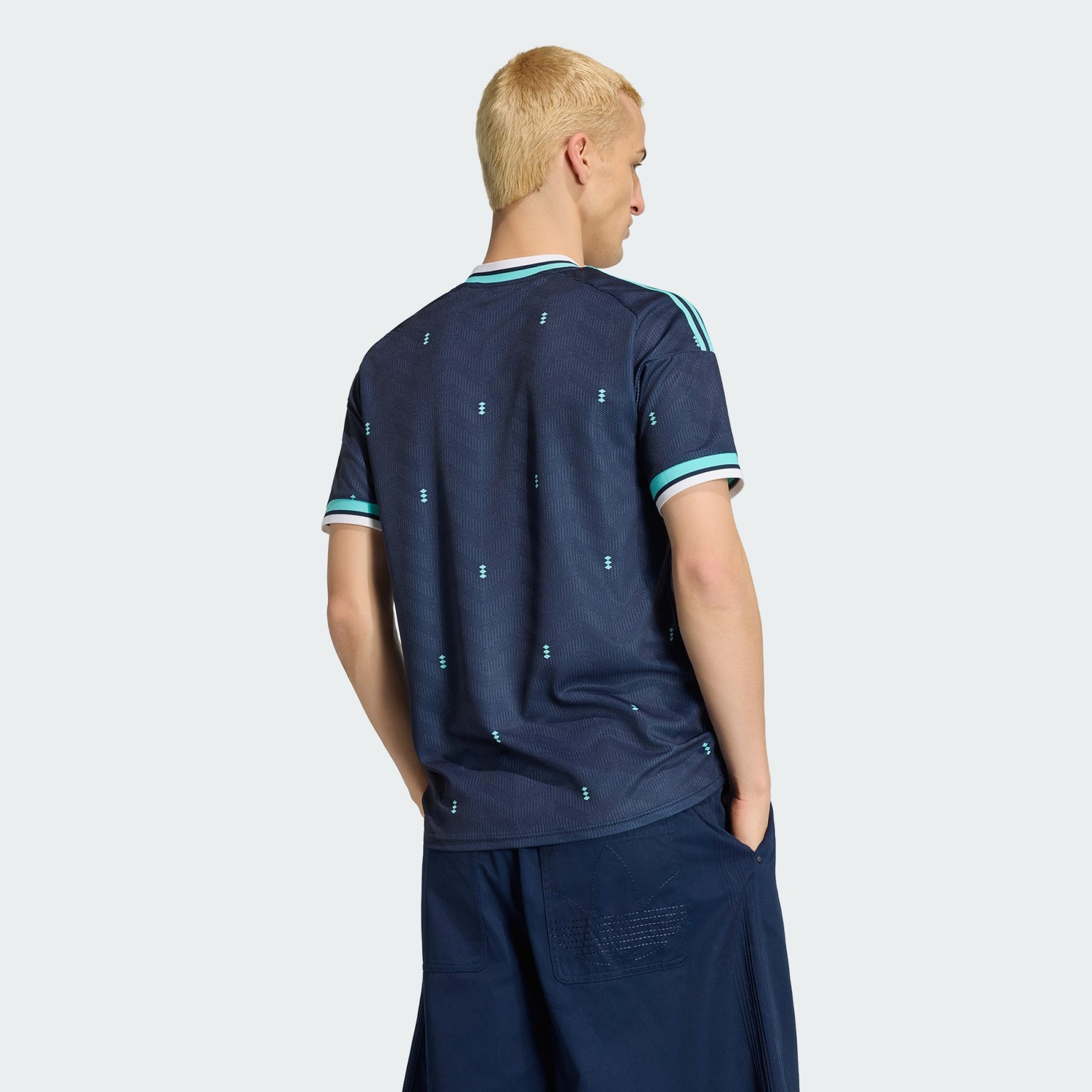 Adidas Originals DFB Duitsland Away Jersey 2026 uitshirt met Trefoil-logo en Duitse bondbadge, verkrijgbaar bij voetbalshop Kickoff Antwerpen.