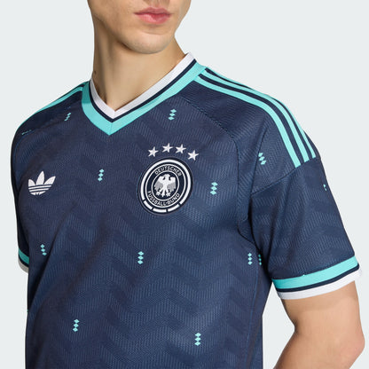 Adidas Originals DFB Duitsland Away Jersey 2026 uitshirt met Trefoil-logo en Duitse bondbadge, verkrijgbaar bij voetbalshop Kickoff Antwerpen.