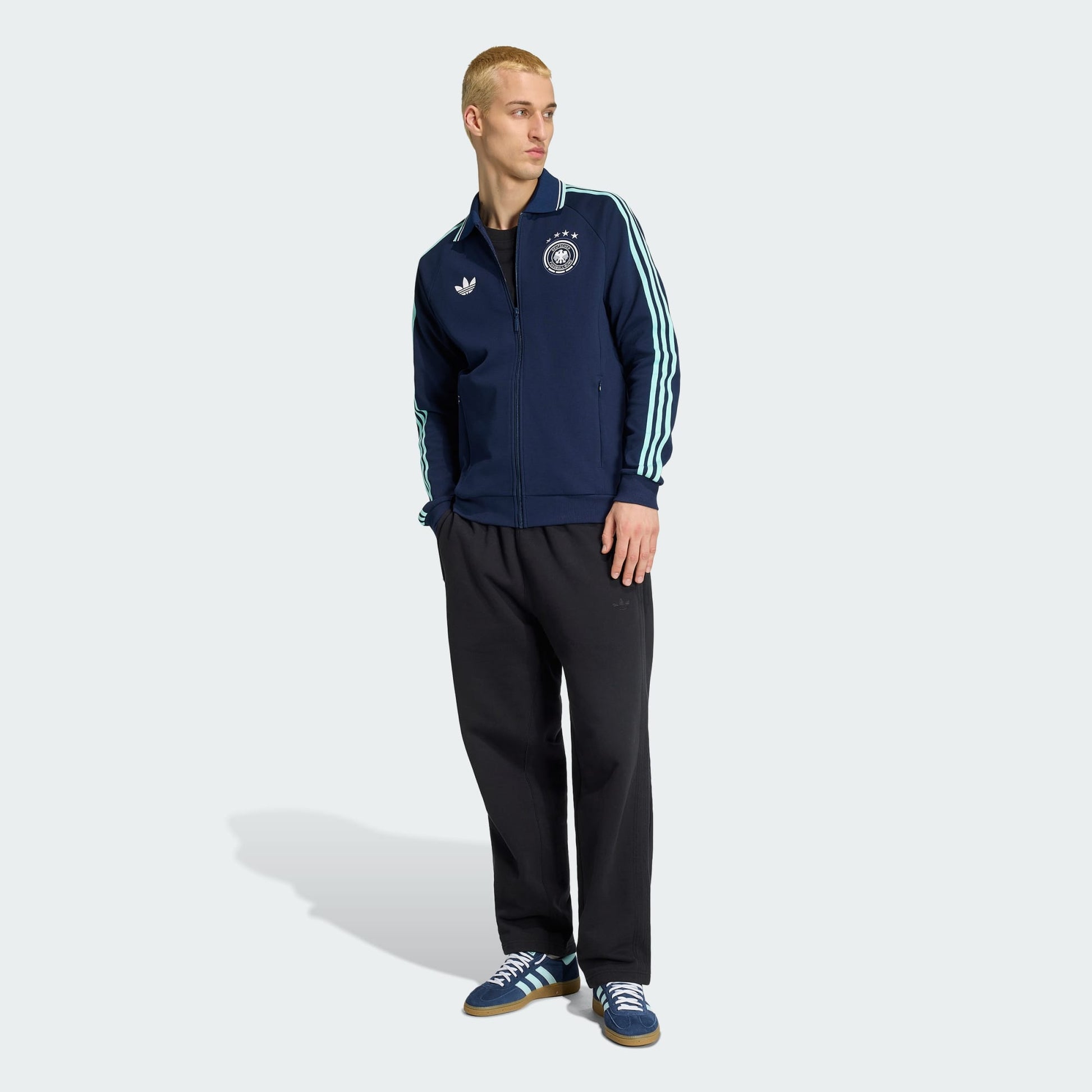 Witte Adidas Originals DFB Germany Anthem Jacket met zwart Trefoil-logo en Duitsland bondsembleem, verkrijgbaar bij voetbalshop Kickoff Antwerpen.