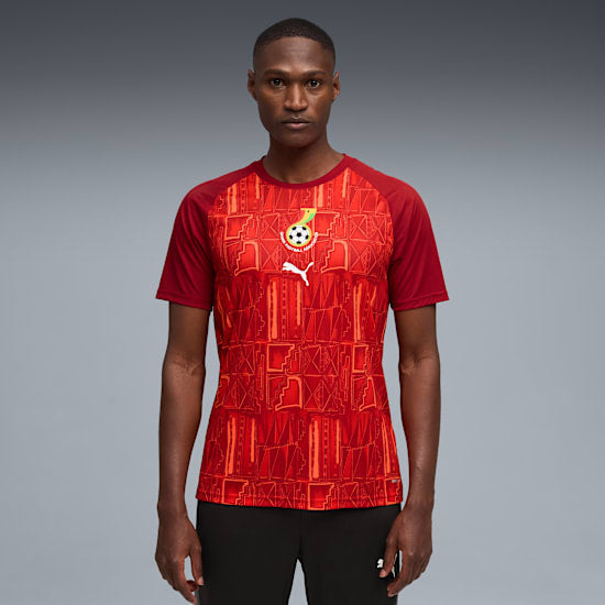 Grafisch Puma GFA Ghana Warm Up Jersey met officieel bondsembleem van de Black Stars, verkrijgbaar bij Kickoff Antwerpen dé voetbalshop van stad.