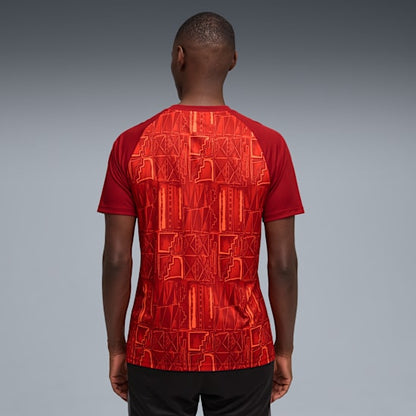 Grafisch Puma GFA Ghana Warm Up Jersey met officieel bondsembleem van de Black Stars, verkrijgbaar bij Kickoff Antwerpen dé voetbalshop van stad.