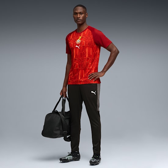 Grafisch Puma GFA Ghana Warm Up Jersey met officieel bondsembleem van de Black Stars, verkrijgbaar bij Kickoff Antwerpen dé voetbalshop van stad.