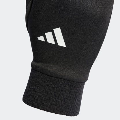Zwarte Adidas Tiro trainingshandschoenen (niet voor keepers) met wit logo en elastische boorden. Beschikbaar bij Kickoff Antwerpen Voetbalshop.