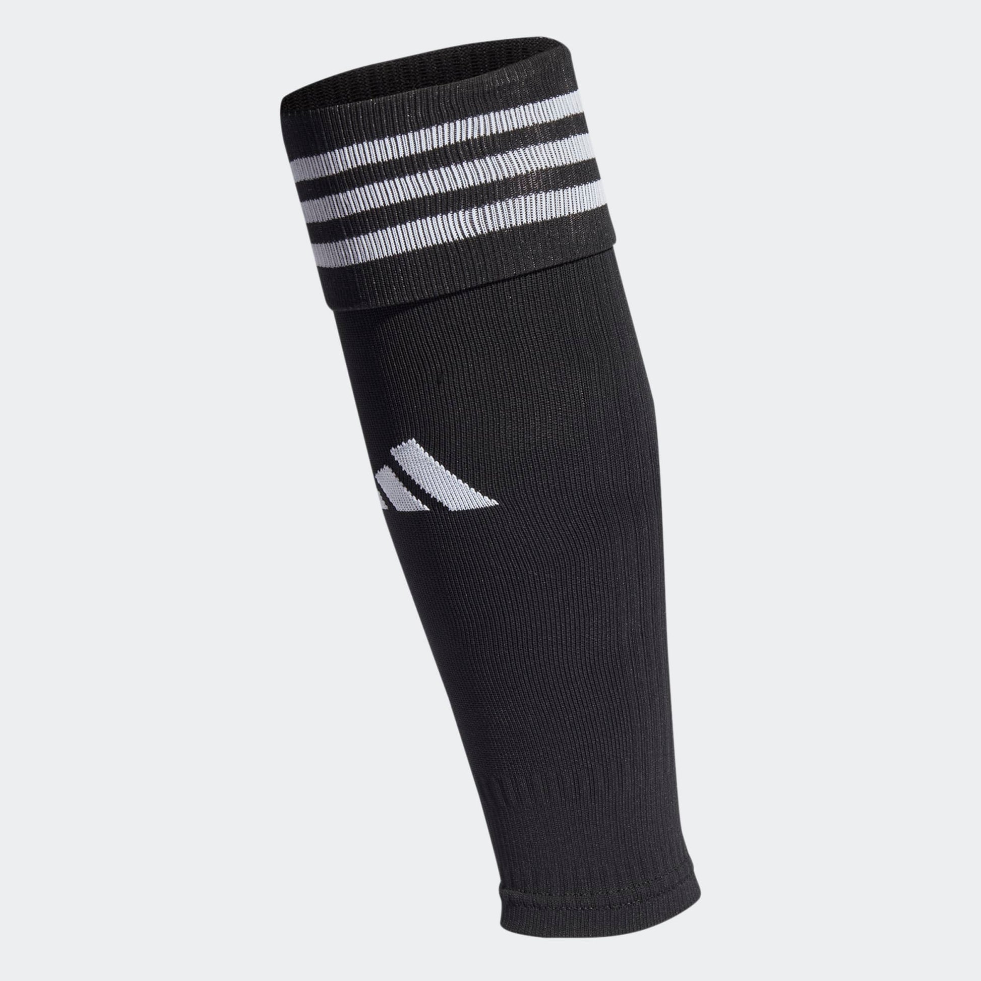 Detailopname van de zwarte ADIDAS TEAM SLEEVE 23 voetbalsok met wit Adidas logo, te koop bij Kickoff Antwerpen.