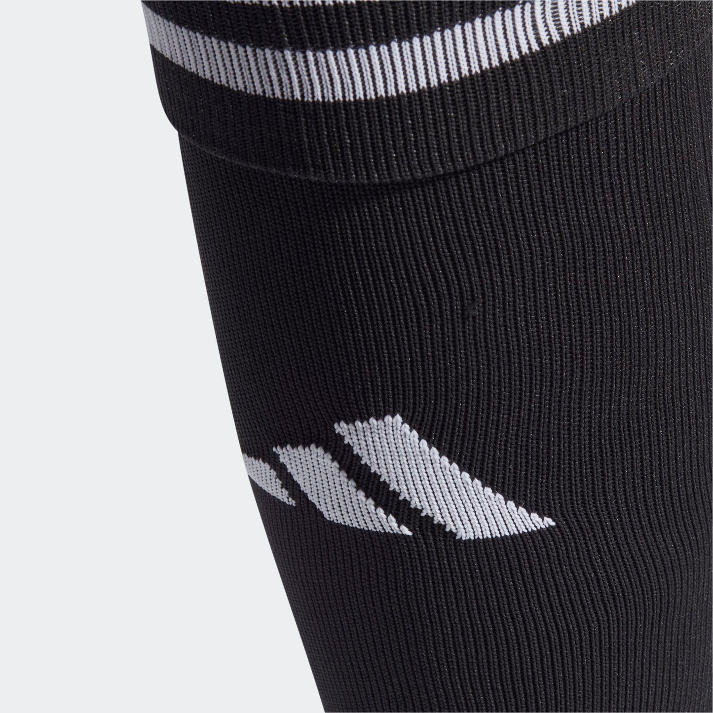 Detailopname van de zwarte ADIDAS TEAM SLEEVE 23 voetbalsok met wit Adidas logo, te koop bij Kickoff Antwerpen.
