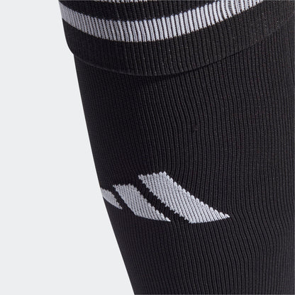 Detailopname van de zwarte ADIDAS TEAM SLEEVE 23 voetbalsok met wit Adidas logo, te koop bij Kickoff Antwerpen.