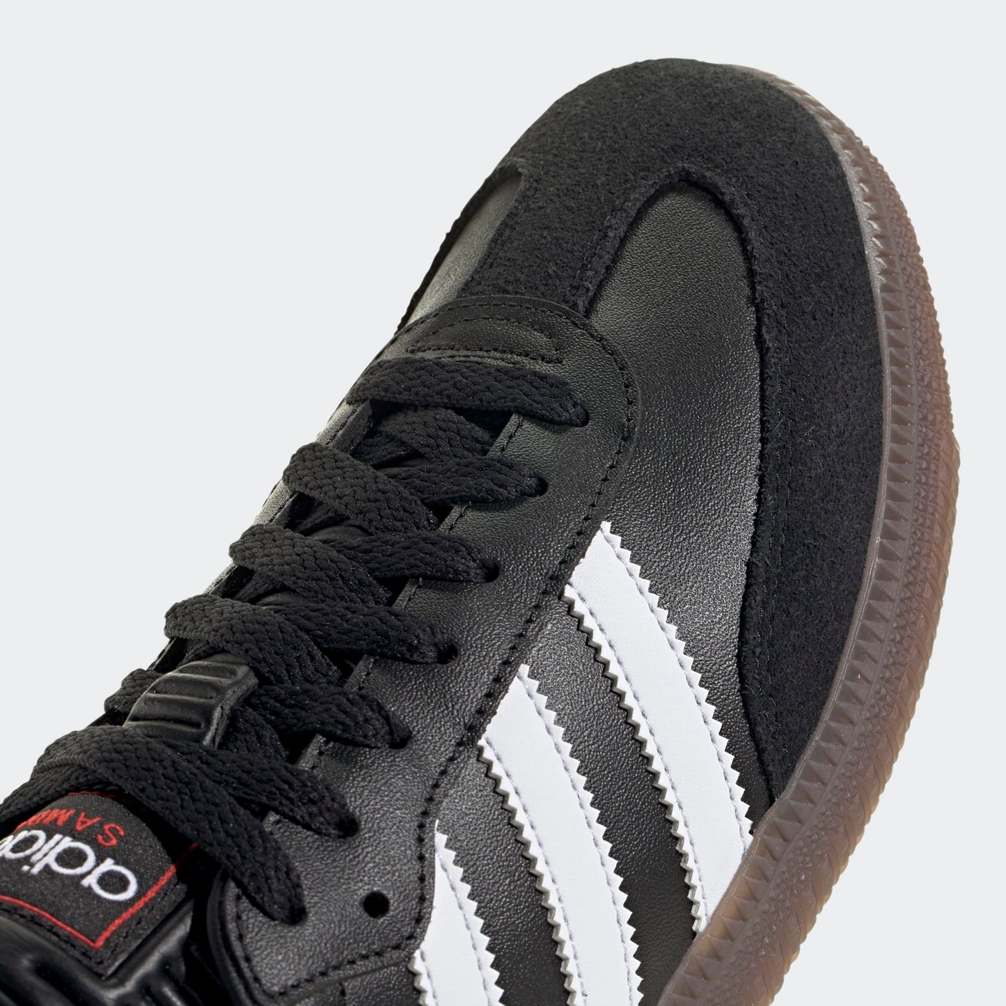 Adidas Samba schoen voor zaalvoetbal en lifestyle – zwart met iconische 3-strepen, beschikbaar bij Kickoff Antwerpen