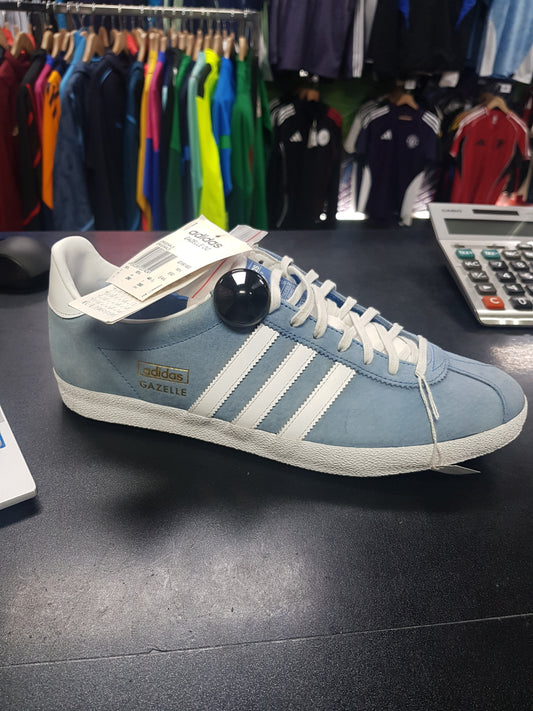 Close-up van de Adidas Gazelle OG G16183 sneaker, een vintage collector's item, met suède bovendeel en witte zool, Kickoff Antwerpen.