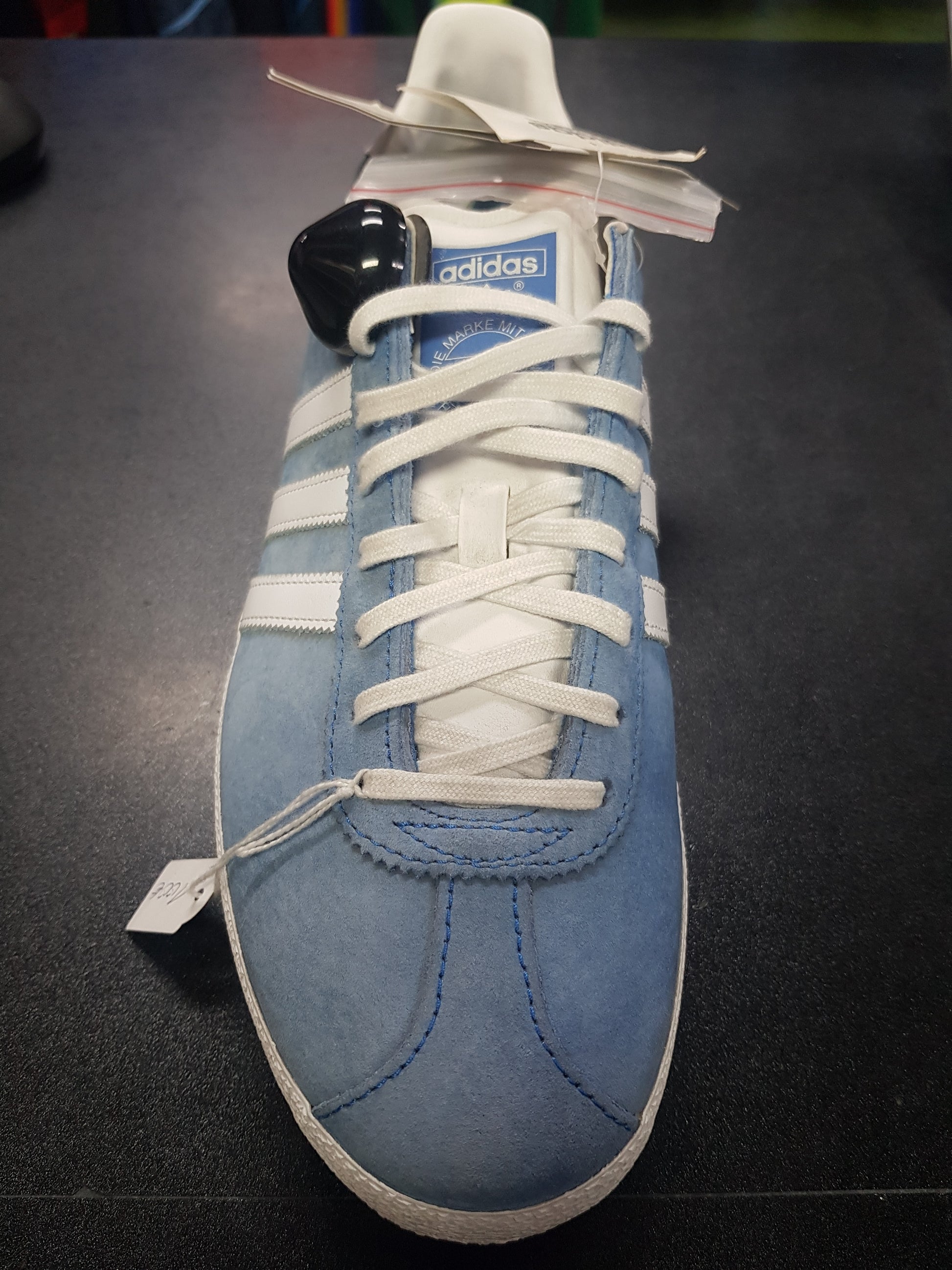 Close-up van de Adidas Gazelle OG G16183 sneaker, een vintage collector's item, met suède bovendeel en witte zool, Kickoff Antwerpen.