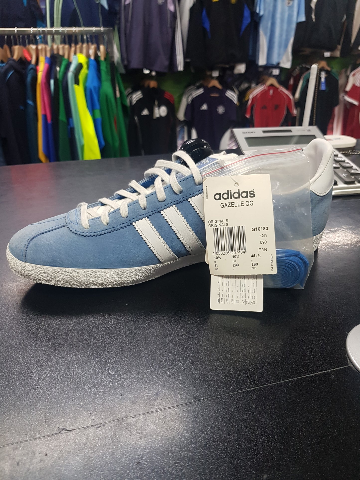 Close-up van de Adidas Gazelle OG G16183 sneaker, een vintage collector's item, met suède bovendeel en witte zool, Kickoff Antwerpen.