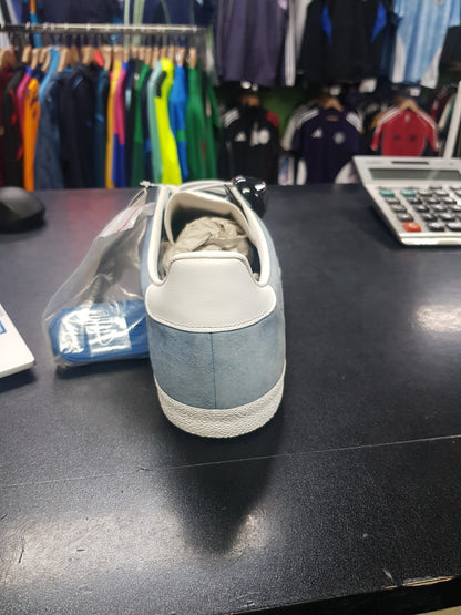 Close-up van de Adidas Gazelle OG G16183 sneaker, een vintage collector's item, met suède bovendeel en witte zool, Kickoff Antwerpen.