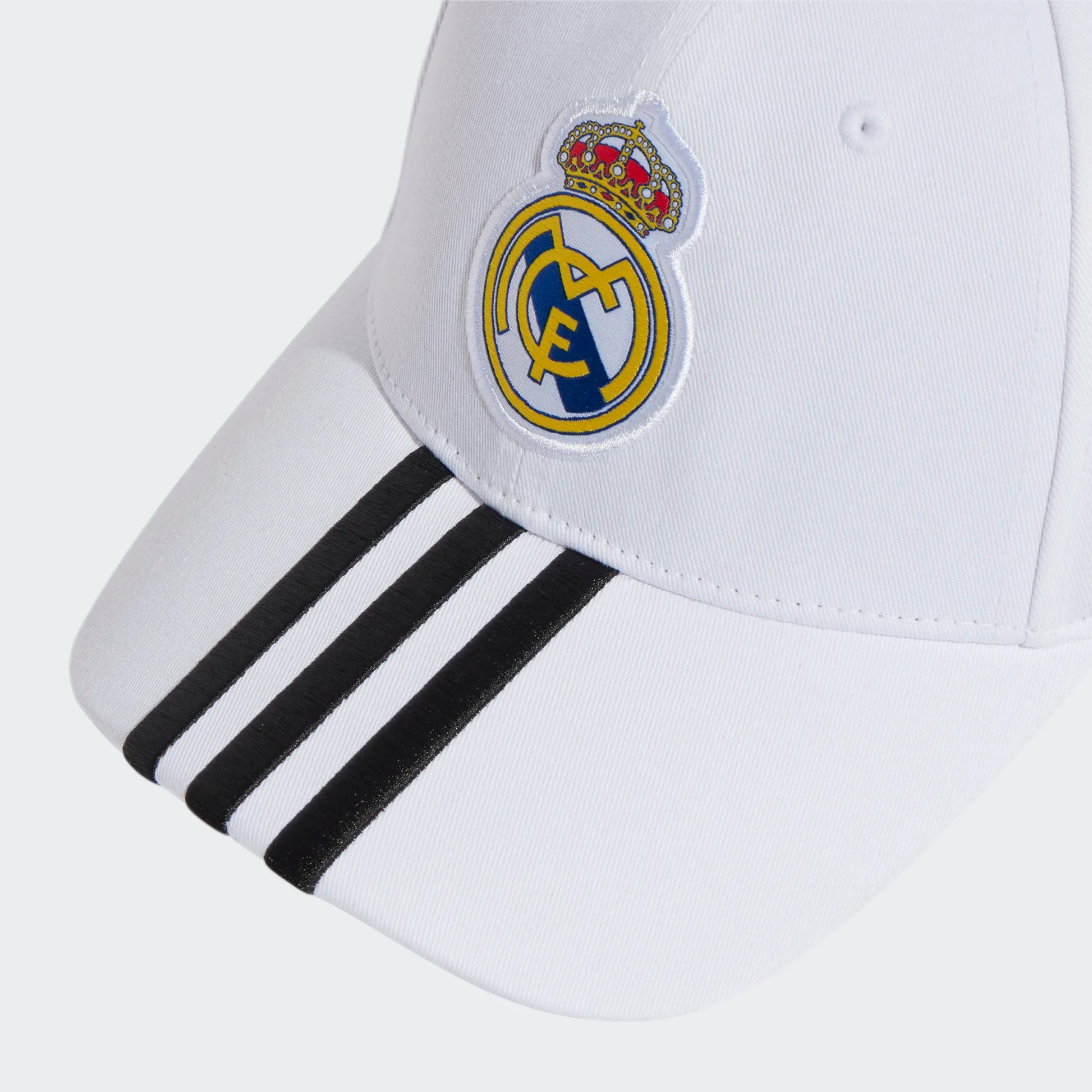 Officiële Adidas Real Madrid BB Cap met geborduurd Real Madrid-logo, beschikbaar bij Kickoff Antwerpen.