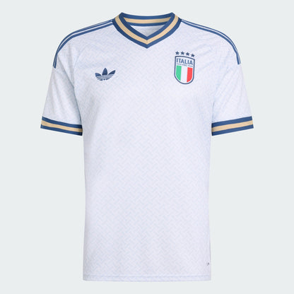 Wit Adidas Originals FIGC Italia Away Jersey 2026-2028 met blauwe details, Trefoil-logo en Italiaanse bondbadge, verkrijgbaar bij voetbalshop Kickoff Antwerpen.