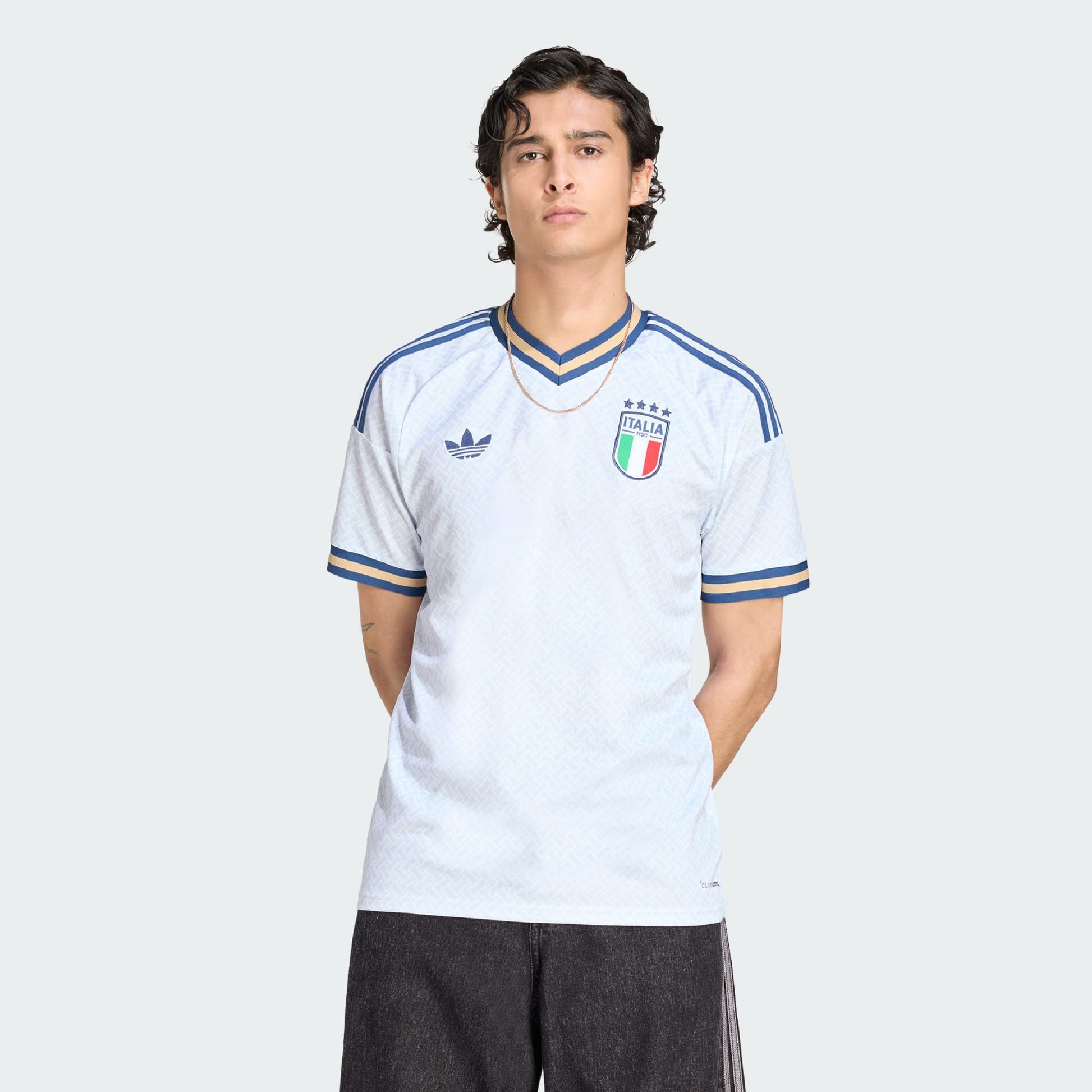 Wit Adidas Originals FIGC Italia Away Jersey 2026-2028 met blauwe details, Trefoil-logo en Italiaanse bondbadge, verkrijgbaar bij voetbalshop Kickoff Antwerpen.
