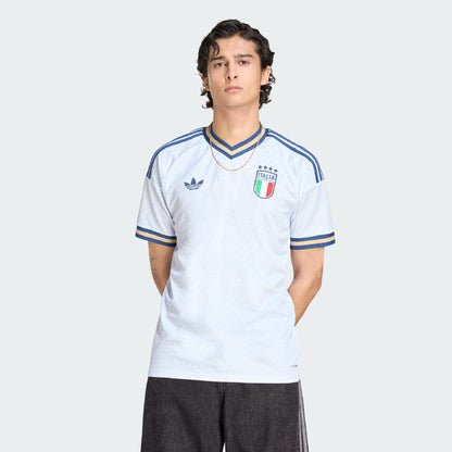 Wit Adidas Originals FIGC Italia Away Jersey 2026-2028 met blauwe details, Trefoil-logo en Italiaanse bondbadge, verkrijgbaar bij voetbalshop Kickoff Antwerpen.