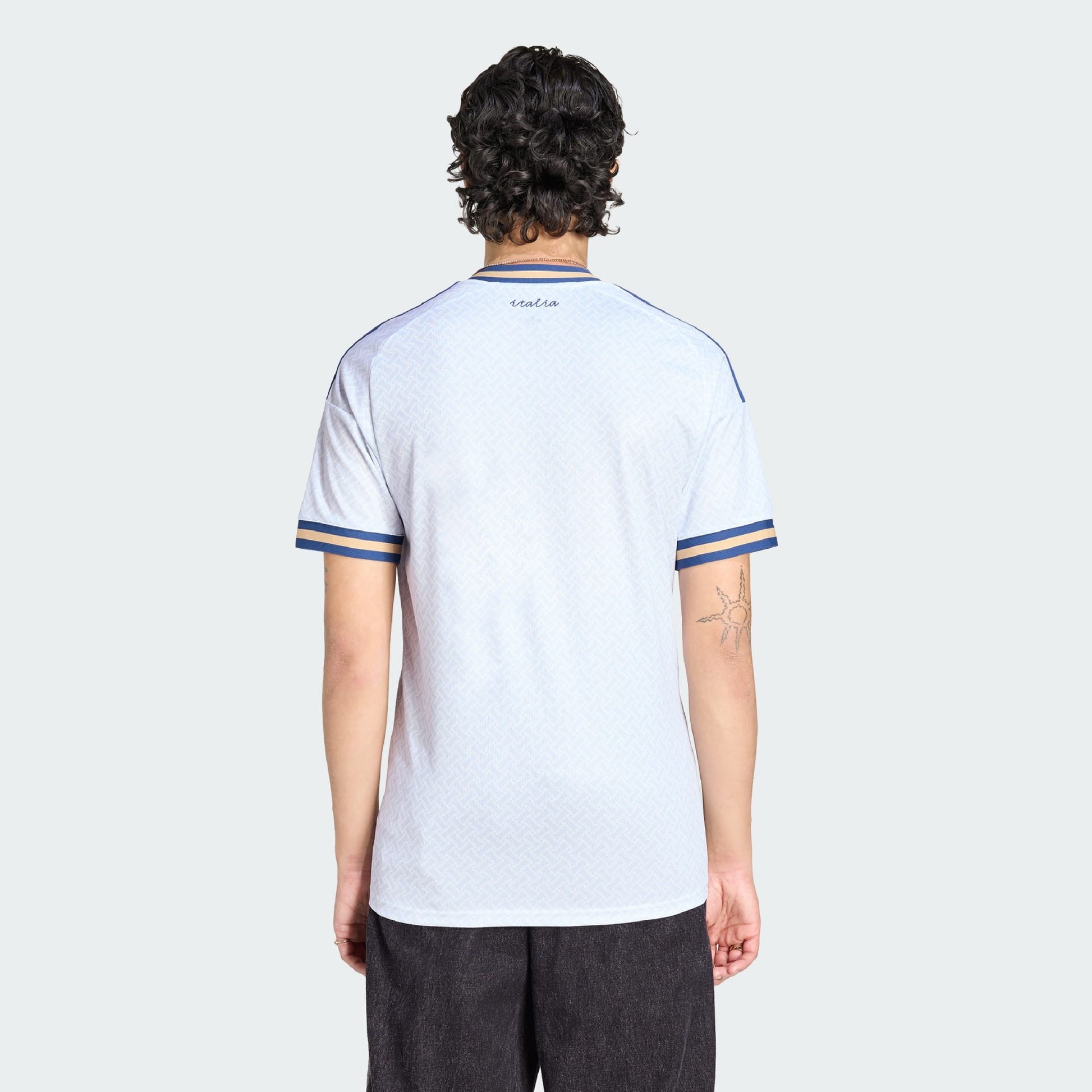 Wit Adidas Originals FIGC Italia Away Jersey 2026-2028 met blauwe details, Trefoil-logo en Italiaanse bondbadge, verkrijgbaar bij voetbalshop Kickoff Antwerpen.