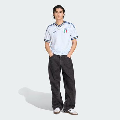 Wit Adidas Originals FIGC Italia Away Jersey 2026-2028 met blauwe details, Trefoil-logo en Italiaanse bondbadge, verkrijgbaar bij voetbalshop Kickoff Antwerpen.