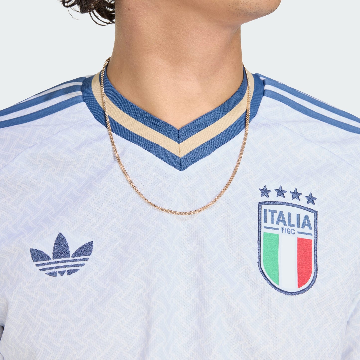 Wit Adidas Originals FIGC Italia Away Jersey 2026-2028 met blauwe details, Trefoil-logo en Italiaanse bondbadge, verkrijgbaar bij voetbalshop Kickoff Antwerpen.