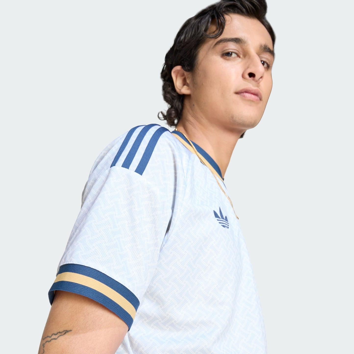 Wit Adidas Originals FIGC Italia Away Jersey 2026-2028 met blauwe details, Trefoil-logo en Italiaanse bondbadge, verkrijgbaar bij voetbalshop Kickoff Antwerpen.