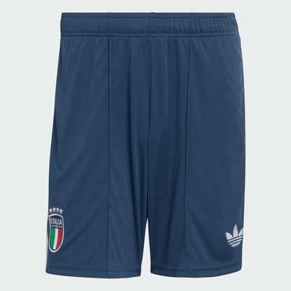 Witte Adidas Originals FIGC Italia Away Short 2026-2028 met Trefoil logo en Italiaanse bondbadge, verkrijgbaar bij voetbalshop Kickoff Antwerpen.