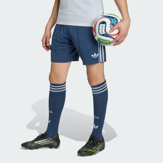 Witte Adidas Originals FIGC Italia Away Short 2026-2028 met Trefoil logo en Italiaanse bondbadge, verkrijgbaar bij voetbalshop Kickoff Antwerpen.