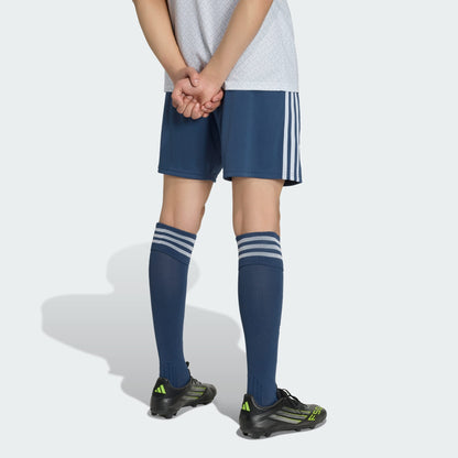 Witte Adidas Originals FIGC Italia Away Short 2026-2028 met Trefoil logo en Italiaanse bondbadge, verkrijgbaar bij voetbalshop Kickoff Antwerpen.