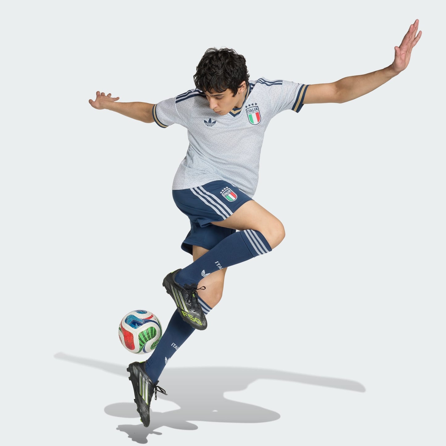 Witte Adidas Originals FIGC Italia Away Short 2026-2028 met Trefoil logo en Italiaanse bondbadge, verkrijgbaar bij voetbalshop Kickoff Antwerpen.