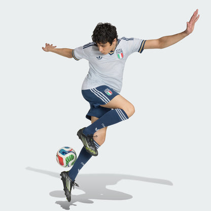 Witte Adidas Originals FIGC Italia Away Short 2026-2028 met Trefoil logo en Italiaanse bondbadge, verkrijgbaar bij voetbalshop Kickoff Antwerpen.