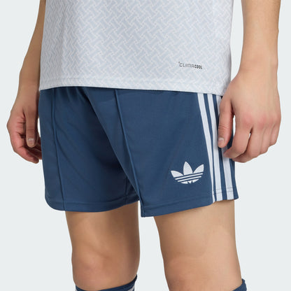 Witte Adidas Originals FIGC Italia Away Short 2026-2028 met Trefoil logo en Italiaanse bondbadge, verkrijgbaar bij voetbalshop Kickoff Antwerpen.