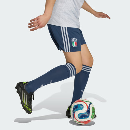 Witte Adidas Originals FIGC Italia Away Short 2026-2028 met Trefoil logo en Italiaanse bondbadge, verkrijgbaar bij voetbalshop Kickoff Antwerpen.