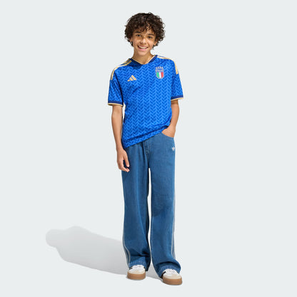 Adidas Italië Home Jersey voor kids 2025/2026 – officieel FIGC thuisshirt met Climacool-technologie, verkrijgbaar bij Kickoff Antwerpen. voetbalshop