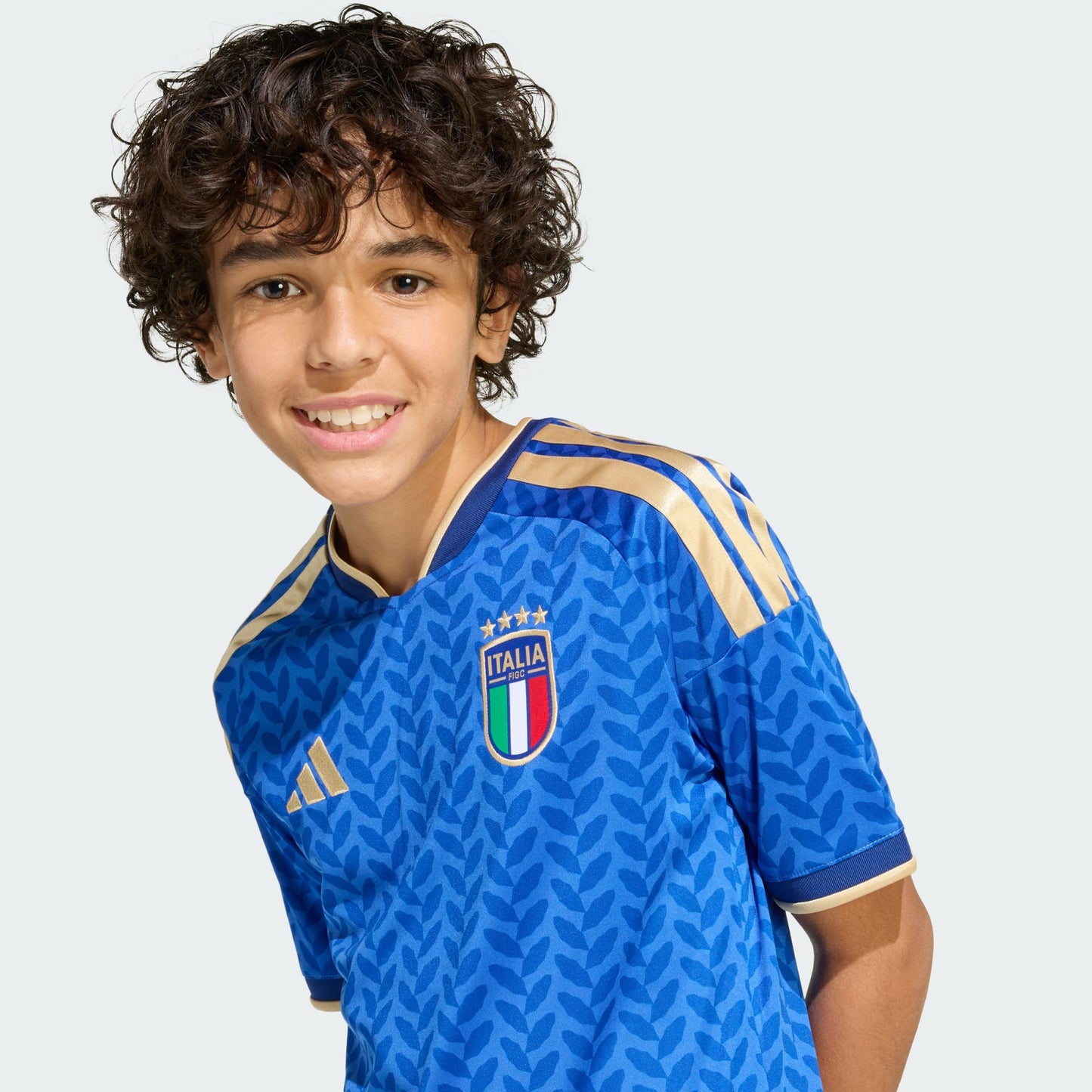 Adidas Italië Home Jersey voor kids 2025/2026 – officieel FIGC thuisshirt met Climacool-technologie, verkrijgbaar bij Kickoff Antwerpen. voetbalshop