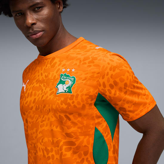 Oranje Puma FIF Ivoorkust Home Jersey met officieel bondsembleem van de Ivoriaanse voetbalbond, verkrijgbaar bij voetbalshop Kickoff Antwerpen.