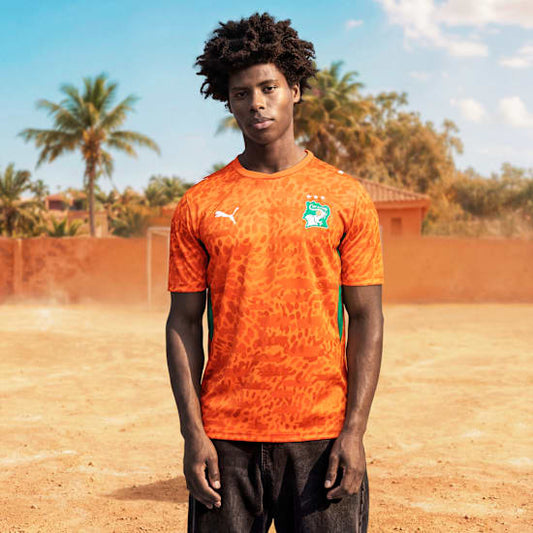 Oranje Puma FIF Ivoorkust Home Jersey met officieel bondsembleem van de Ivoriaanse voetbalbond, verkrijgbaar bij voetbalshop Kickoff Antwerpen.