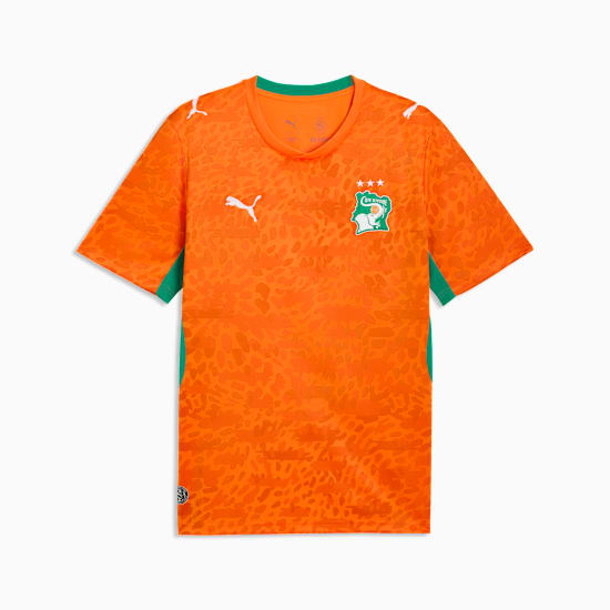 Oranje Puma FIF Ivoorkust Home Jersey met officieel bondsembleem van de Ivoriaanse voetbalbond, verkrijgbaar bij voetbalshop Kickoff Antwerpen.