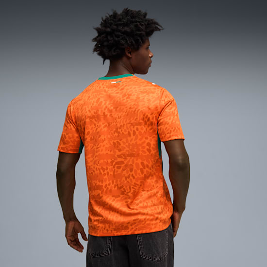 Oranje Puma FIF Ivoorkust Home Jersey met officieel bondsembleem van de Ivoriaanse voetbalbond, verkrijgbaar bij voetbalshop Kickoff Antwerpen.