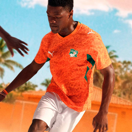 Oranje Puma FIF Ivoorkust Home Jersey met officieel bondsembleem van de Ivoriaanse voetbalbond, verkrijgbaar bij voetbalshop Kickoff Antwerpen.