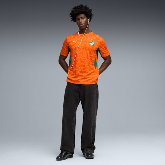 Oranje Puma FIF Ivoorkust Home Jersey met officieel bondsembleem van de Ivoriaanse voetbalbond, verkrijgbaar bij voetbalshop Kickoff Antwerpen.