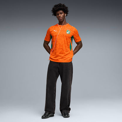 Oranje Puma FIF Ivoorkust Home Jersey met officieel bondsembleem van de Ivoriaanse voetbalbond, verkrijgbaar bij voetbalshop Kickoff Antwerpen.