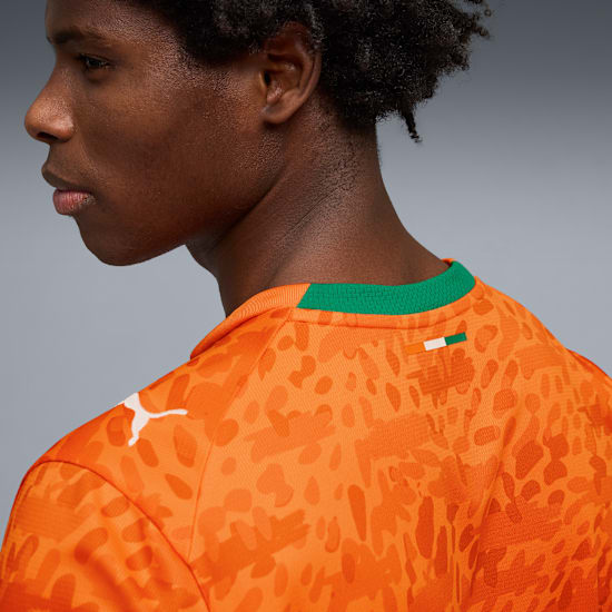 Oranje Puma FIF Ivoorkust Home Jersey met officieel bondsembleem van de Ivoriaanse voetbalbond, verkrijgbaar bij voetbalshop Kickoff Antwerpen.