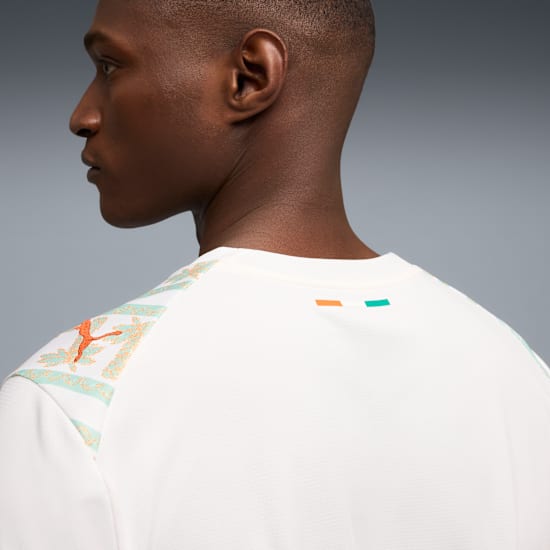 Wit en groen Puma FIF Ivoorkust Away Jersey met officieel bondsembleem van de Ivoriaanse voetbalbond, verkrijgbaar bij voetbalshop Kickoff Antwerpen.