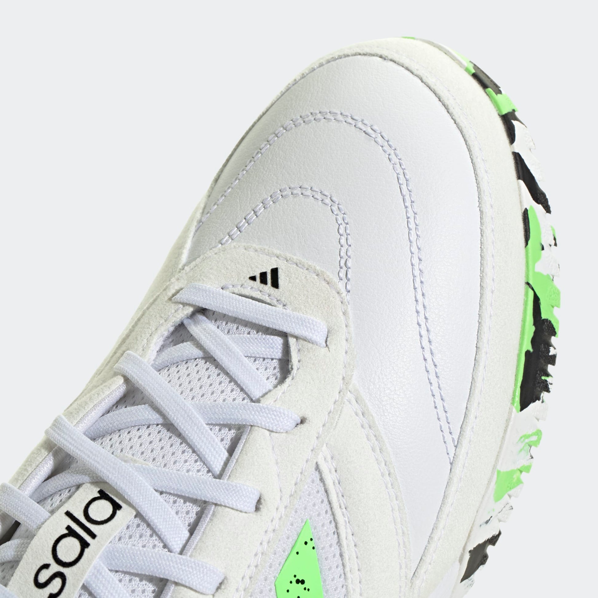 Adidas Top Sala Competition II zaalvoetbalschoen wit GROEN, non-marking zool, verkrijgbaar bij Voetbalshop Kickoff Antwerpen.