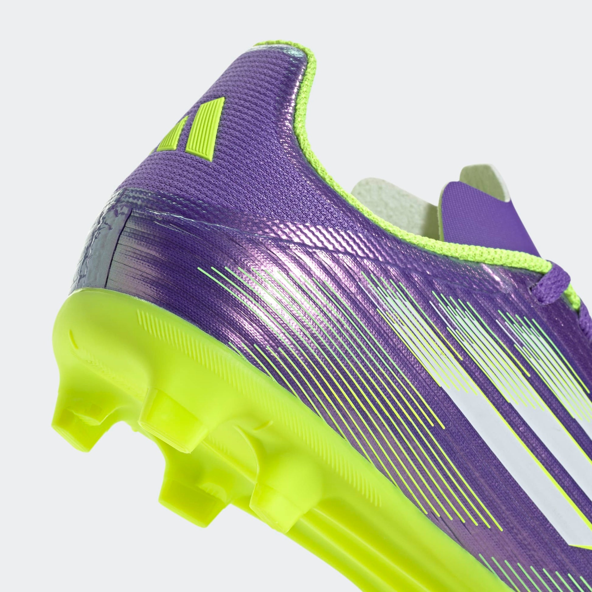ADIDAS F50 League FG/MG Junior voetbalschoenen (lyme/paars) in close-up. Snelheidsschoenen voor gras en kunstgras.