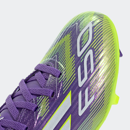 ADIDAS F50 League FG/MG Junior voetbalschoenen (lyme/paars) in close-up. Snelheidsschoenen voor gras en kunstgras.
