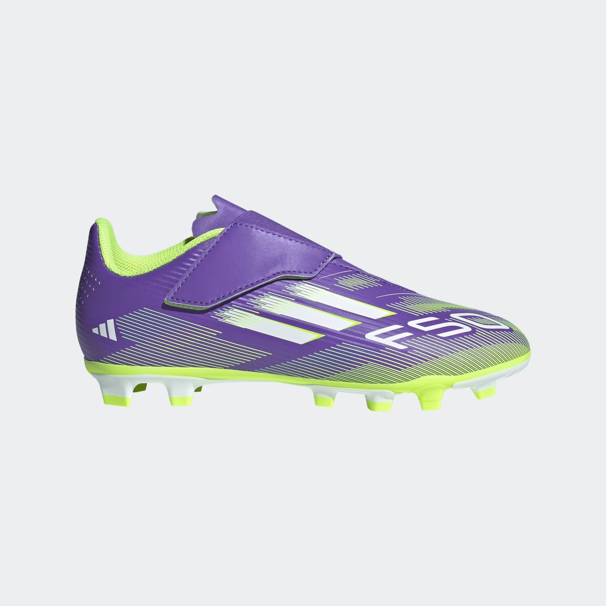 Adidas F50 Club Junior VEL FG/MG voetbalschoen met klittenband, paars/lyme design op een grasveld. Te koop bij Kickoff Antwerpen.