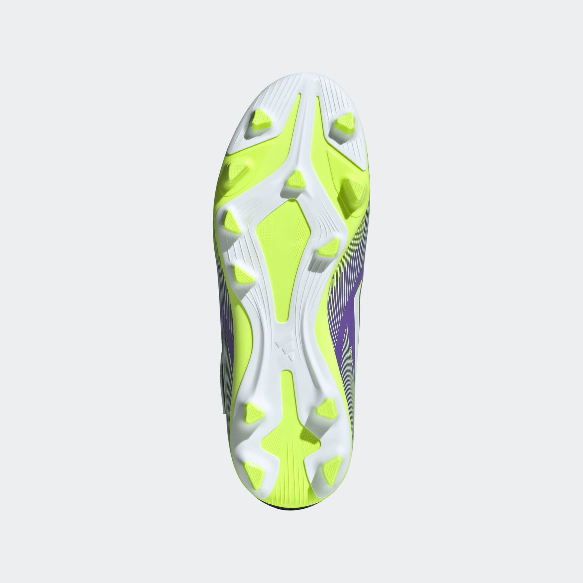 Adidas F50 Club Junior VEL FG/MG voetbalschoen met klittenband, paars/lyme design op een grasveld. Te koop bij Kickoff Antwerpen.