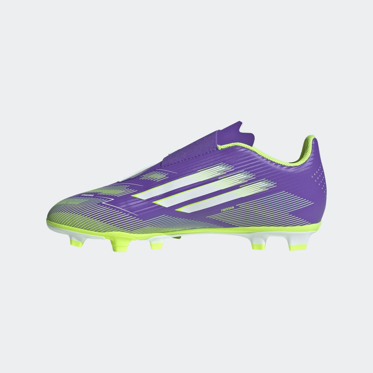 Adidas F50 Club Junior VEL FG/MG voetbalschoen met klittenband, paars/lyme design op een grasveld. Te koop bij Kickoff Antwerpen.